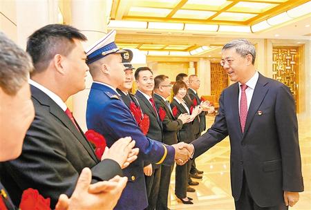 尹弘同甘肅省全國“兩優一先”表彰對象和全國優秀縣委書記座談時強調 牢記殷切囑托 創造嶄新業績 當好榜樣標桿努力為全面建設社會主義現代化作出更大貢獻