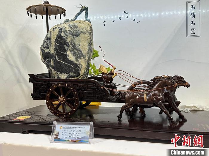 8月3日——7日,2023中國(蘭州)絲綢之路國際賞石文化節在甘肅國際會展中心舉行。圖為名為《漢武大帝》的黃河石。楊娜 攝</p><p> 8月3日——7日,2023中國(蘭州)絲綢之路國際賞石文化節在甘肅國際會展中心舉行。圖為名為《漢武大帝》的黃河石。楊娜 攝</p><p>