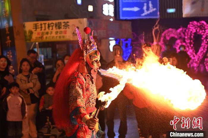 圖為工作人員進行雜耍表演。李亞龍 攝</p><p> 圖為工作人員進行雜耍表演。李亞龍 攝</p><p>
