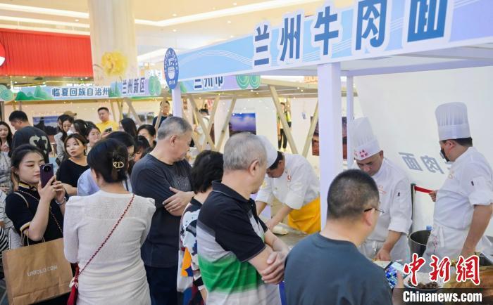 5月11日，“醉美玉如意·感恩幫扶情”甘肅(天津)文創非遺市集和特色美食展示活動在天津舉行。(天津市文旅局供圖)