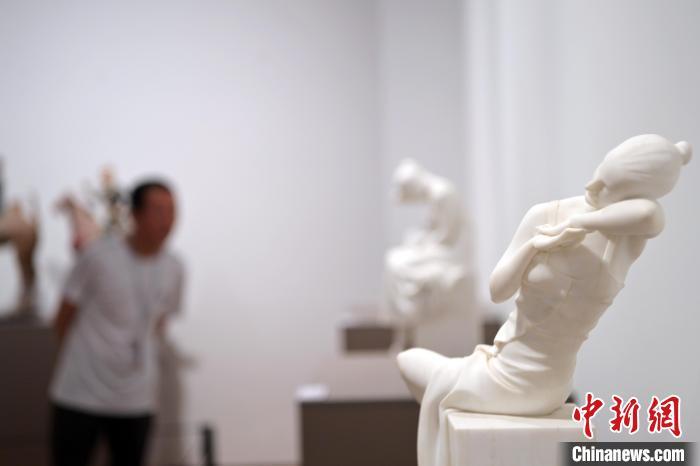 5月21日,在“絲路印跡”雕塑藝術作品展展出的作品《綺羅香·香》。九美旦增 攝</p>
<p> 5月21日,在“絲路印跡”雕塑藝術作品展展出的作品《綺羅香·香》。九美旦增 攝</p>
<p>