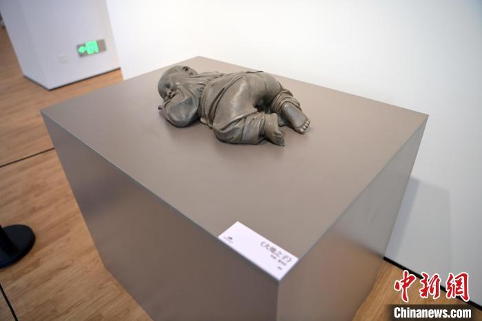5月21日,在“絲路印跡”雕塑藝術作品展展出的作品《大地之子》。九美旦增 攝</p>
<p> 5月21日,在“絲路印跡”雕塑藝術作品展展出的作品《大地之子》。九美旦增 攝</p>
<p>