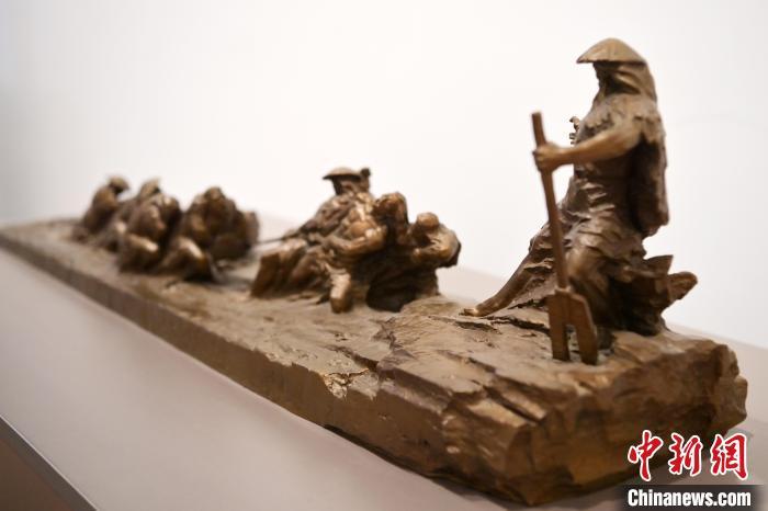 5月21日,在“絲路印跡”雕塑藝術作品展展出的作品《治水為民·禹德九州》。九美旦增 攝</p>
<p> 5月21日,在“絲路印跡”雕塑藝術作品展展出的作品《治水為民·禹德九州》。九美旦增 攝</p>
<p>