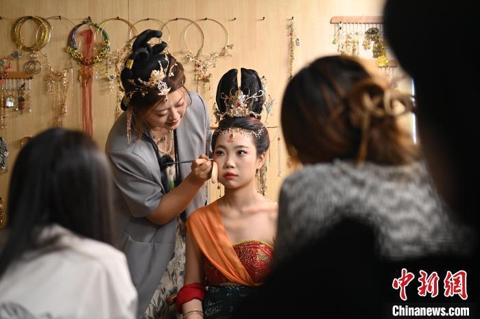 6月6日,在甘肅敦煌青年夜校課程中,青年學(xué)員學(xué)習(xí)敦煌美妝課程。李亞龍 攝