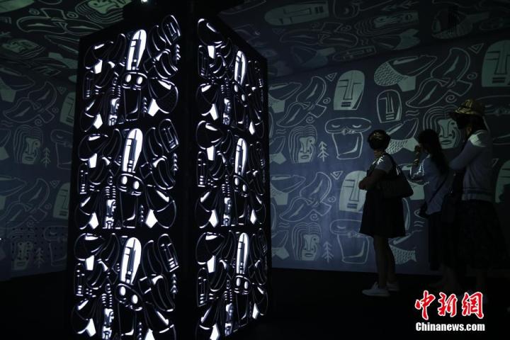 圖為游客參觀藝術展。中新社記者 李亞龍 攝 圖為游客參觀藝術展。中新社記者 李亞龍 攝