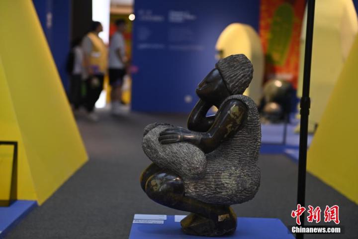 圖為游客參觀藝術展。中新社記者 李亞龍 攝</p>
<p> 圖為游客參觀藝術展。中新社記者 李亞龍 攝</p>
<p>