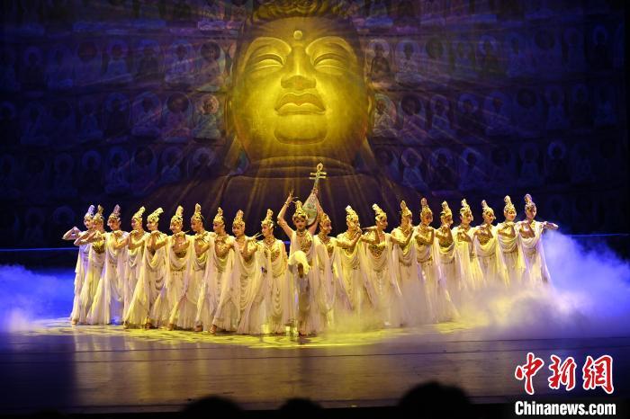 7月18日晚,中國經典舞劇《絲路花雨》在甘肅蘭州黃河劇院演出。李亞龍 攝 7月18日晚,中國經典舞劇《絲路花雨》在甘肅蘭州黃河劇院演出。李亞龍 攝